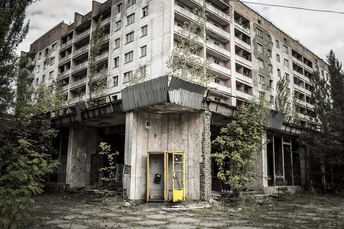Припять сейчас. Чернобыль город Припять. Припять город призрак. Чернобыль зона отчуждения город призрак. Припять город призрак 2015 год.
