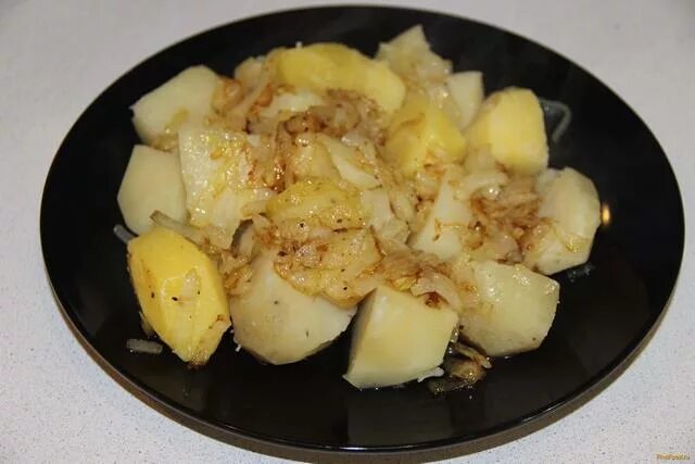 Жарено вареный лук. Жареный лук картинка. Грибы с луком на сковороде. Картофель вареный с жареным луком. Вареная картошка с обжаренным луком.