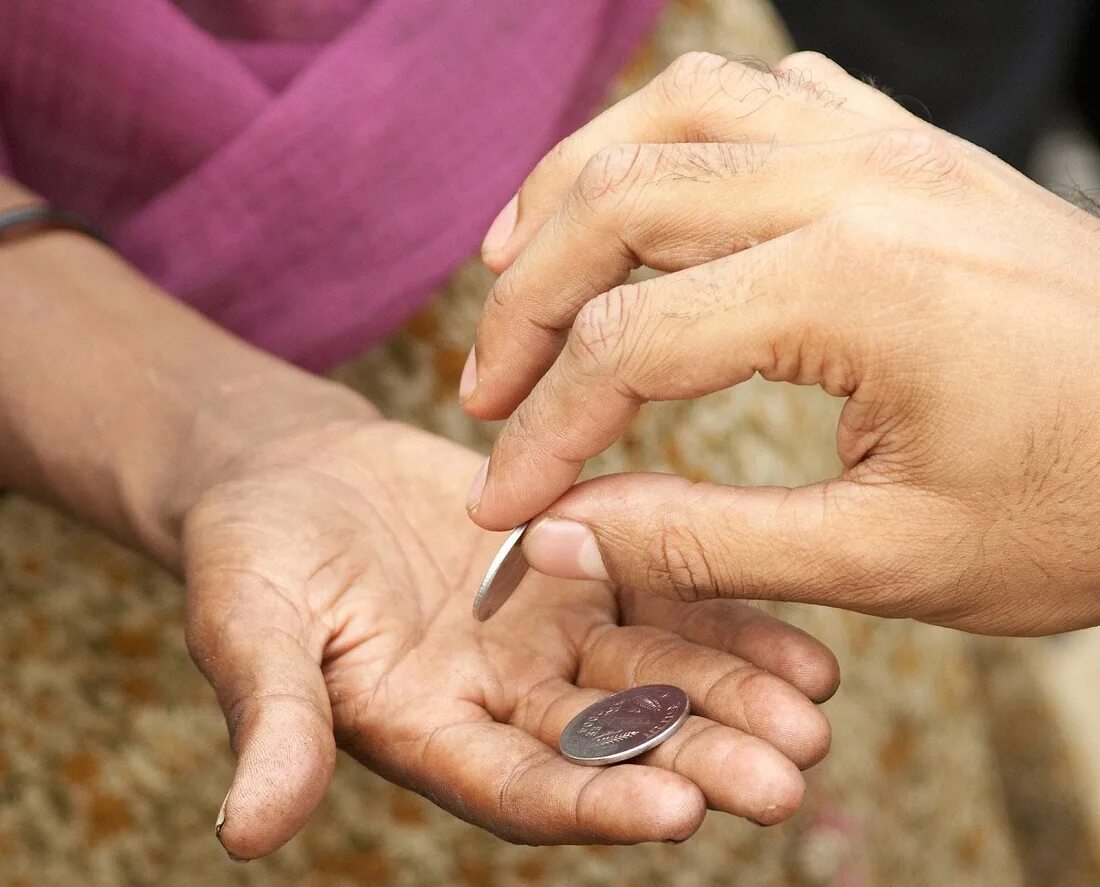 Ящик для пожертвований с деньгами. Помогу деньгами безвозмездно. Мужчина с деньгами. Бизнесмен с деньгами. Финансовая помощь безвозмездно.