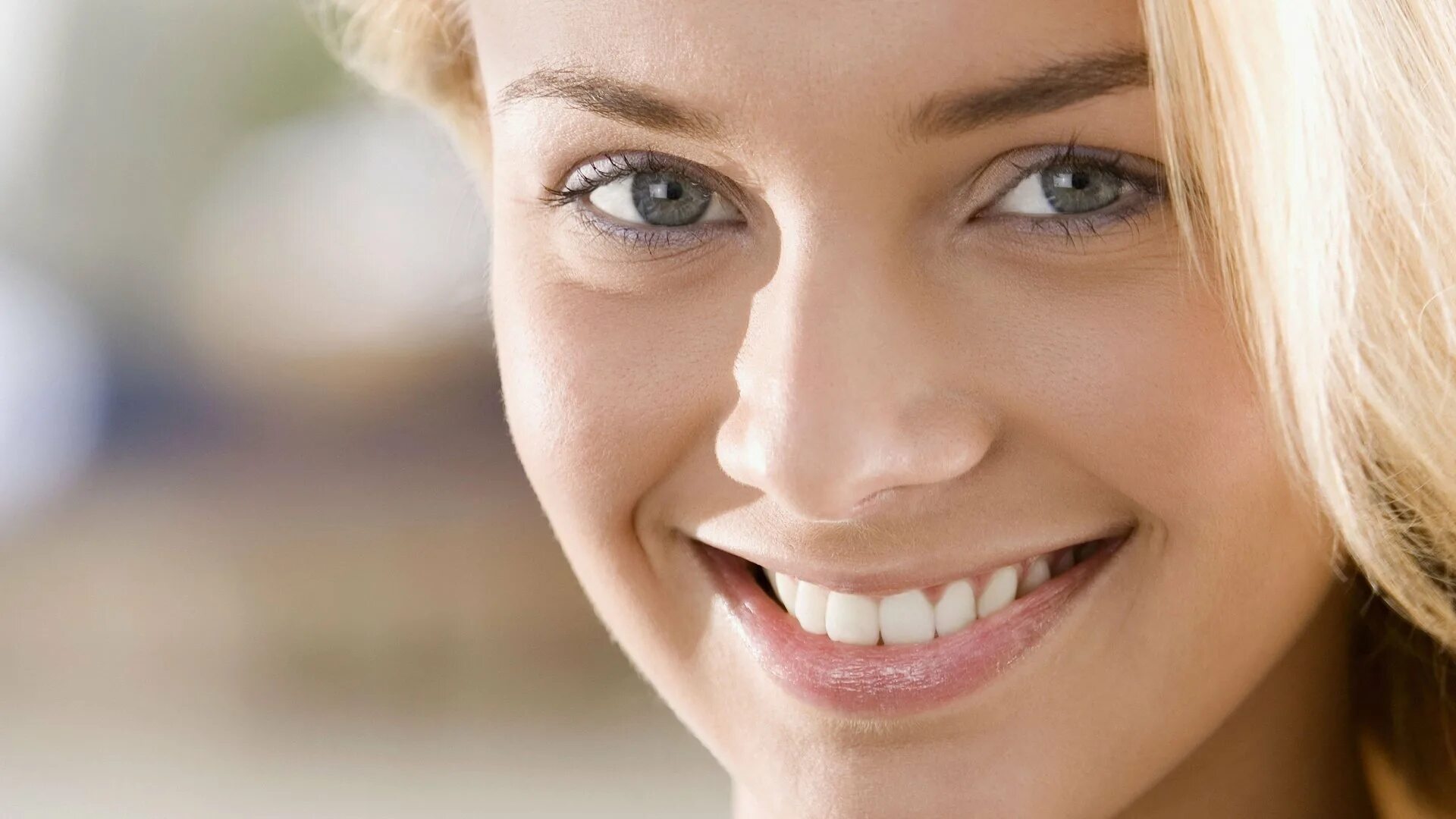 Женщина улыбается. Счастливая девушка. Девушка улыбается. Женщина улыбается. Улыбка девушки.