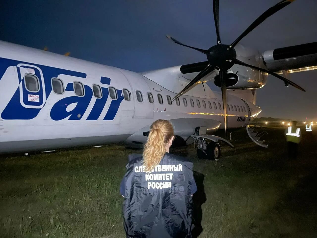 Полет на самолете тюмень. ATR ATR 72 самолет. ATR 72 самолет UTAIR. АТР 72 ЮТЭЙР выкатился. ATR 72 самолет ЮТЭЙР турбулентность.