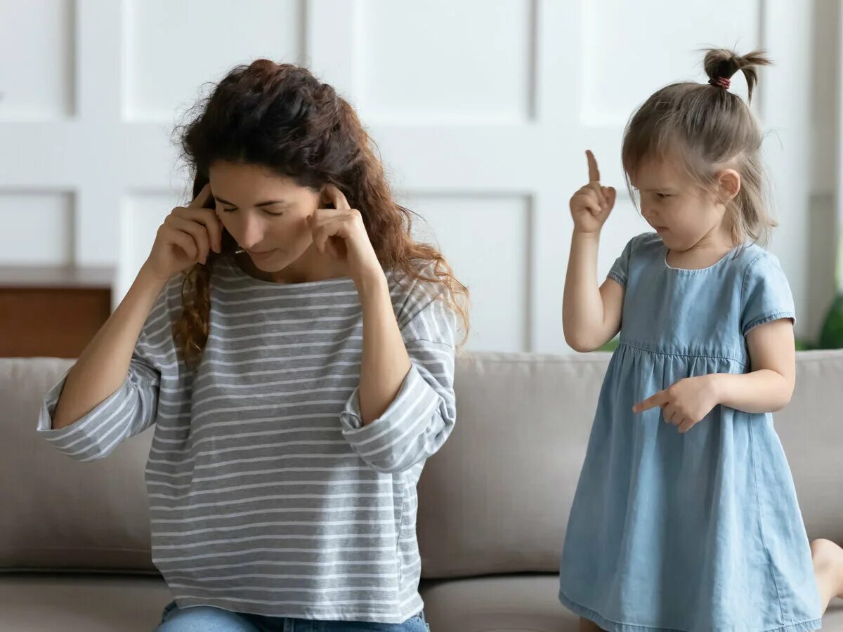 Stock-footage-amazed-surprised-excited-young-girl. Мама закрывает глаза дочке. Девочка закрывает лицо руками. Лицо закрытое руками. Мама закрывает уши ребенку.