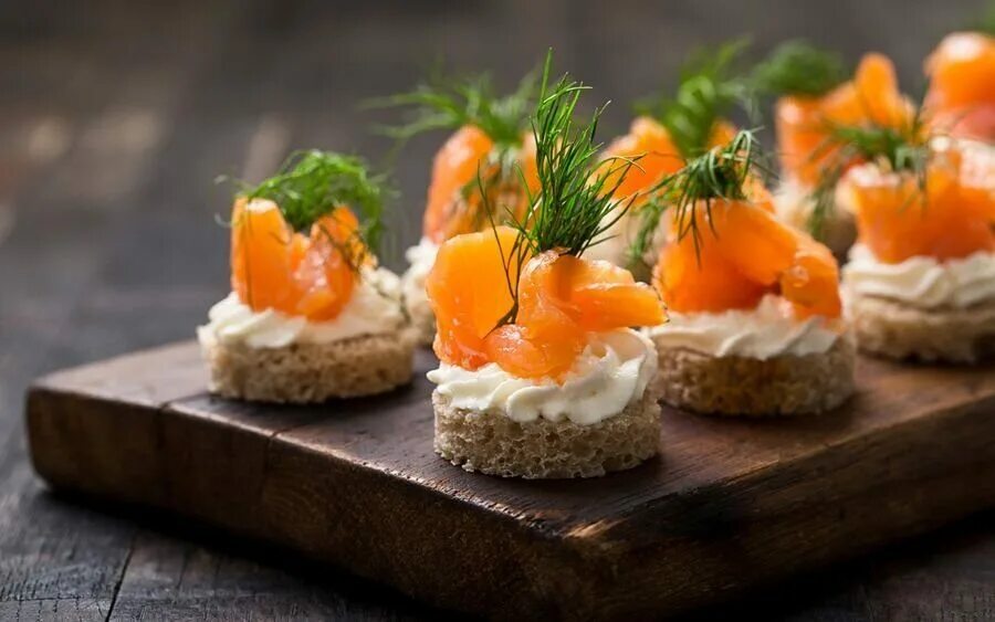 Канапе на крекере Сливочный сыр смешать с кунжутом. Полученную смесь выложить на