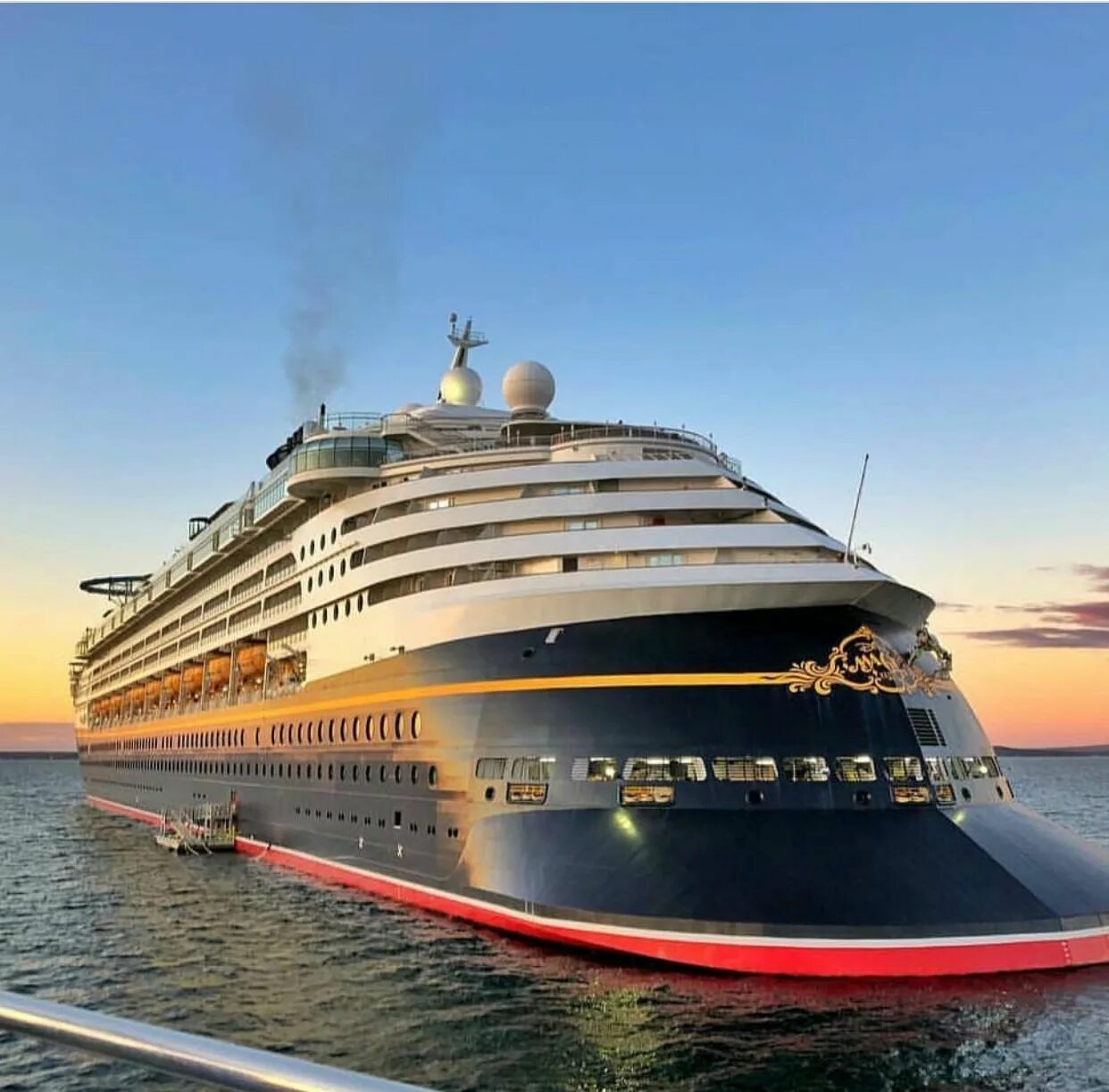 Круиз на яхте. Самый красивый пароход. Корабли современные. Белоснежная яхта. Яхта лайнер.