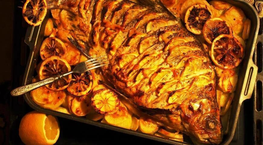 Как приготовить леща в духовке вкусно целиком. Лещ запеченный в духовке. лещ в духовке целиком. лещ в духовке с овощами. лещ запеченный в духовке с картофелем.