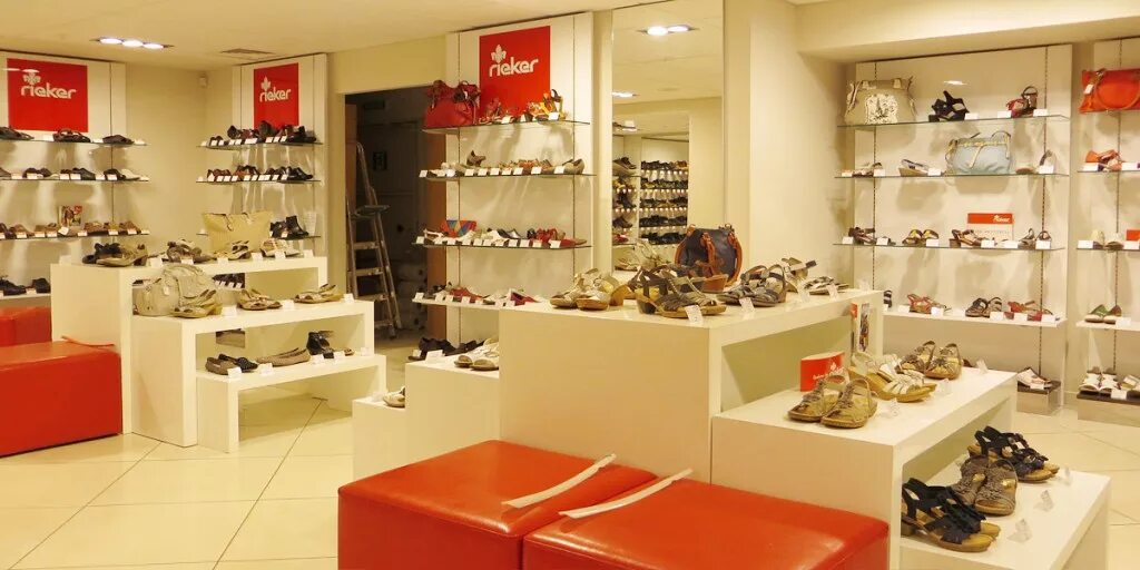 Магазин одежды маяк в астрахани. Яблочкова 26 пермь. Цум кассиры. Гуд одежда пермь. Магазин одежды гут в перми.