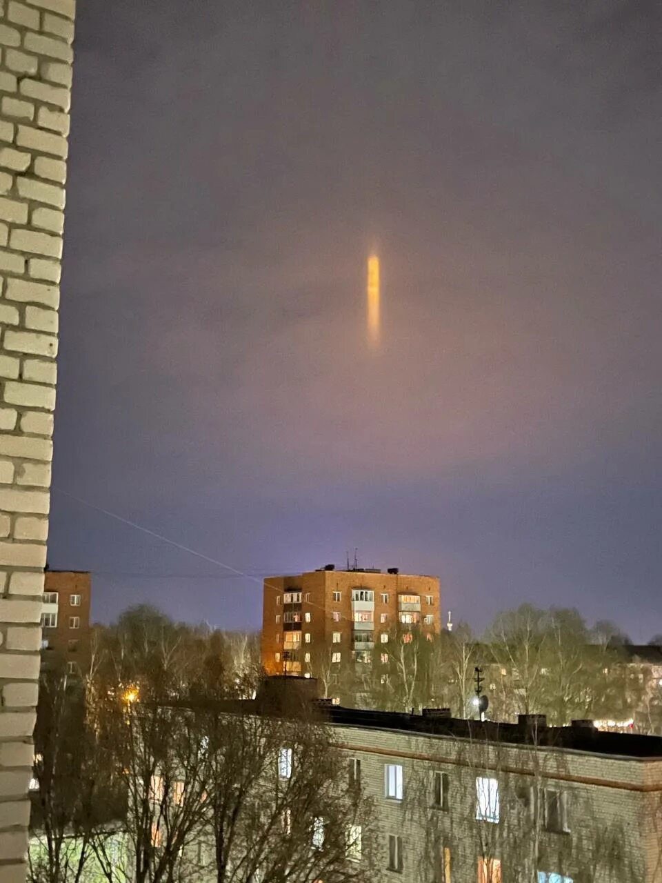 Что было в небе 12 апреля. Необычные явления в небе. световые столбы в небе. световой столб явление. странные объекты в небе.