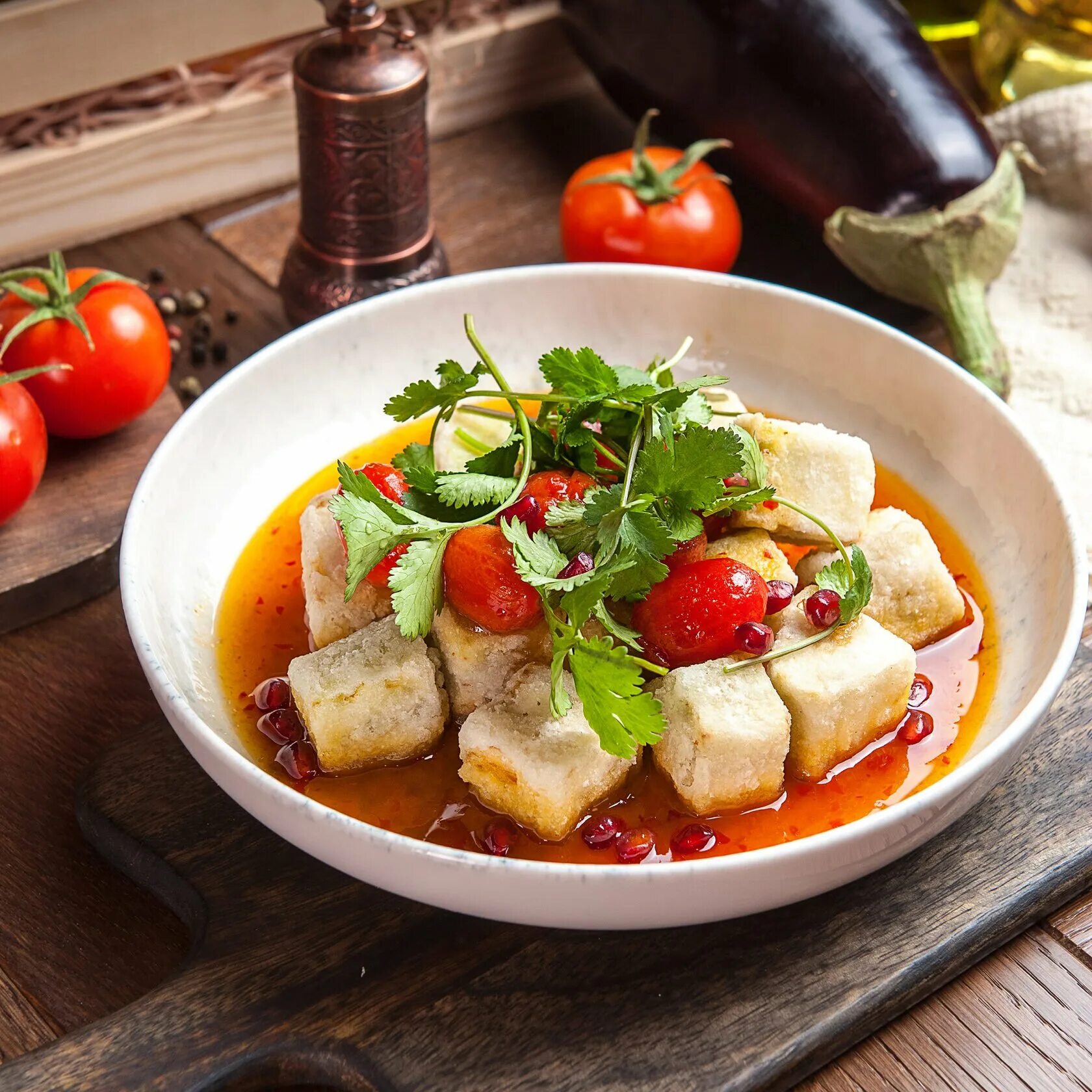 Хрустящие баклажаны с помидорами в кисло сладком. Хрустящие баклажаны с помидорами в кисло сладком. Салат с баклажанами, томатами и кинзой. Баклажаны в кисло-сладком соусе. Карамелизированные баклажаны с чили.