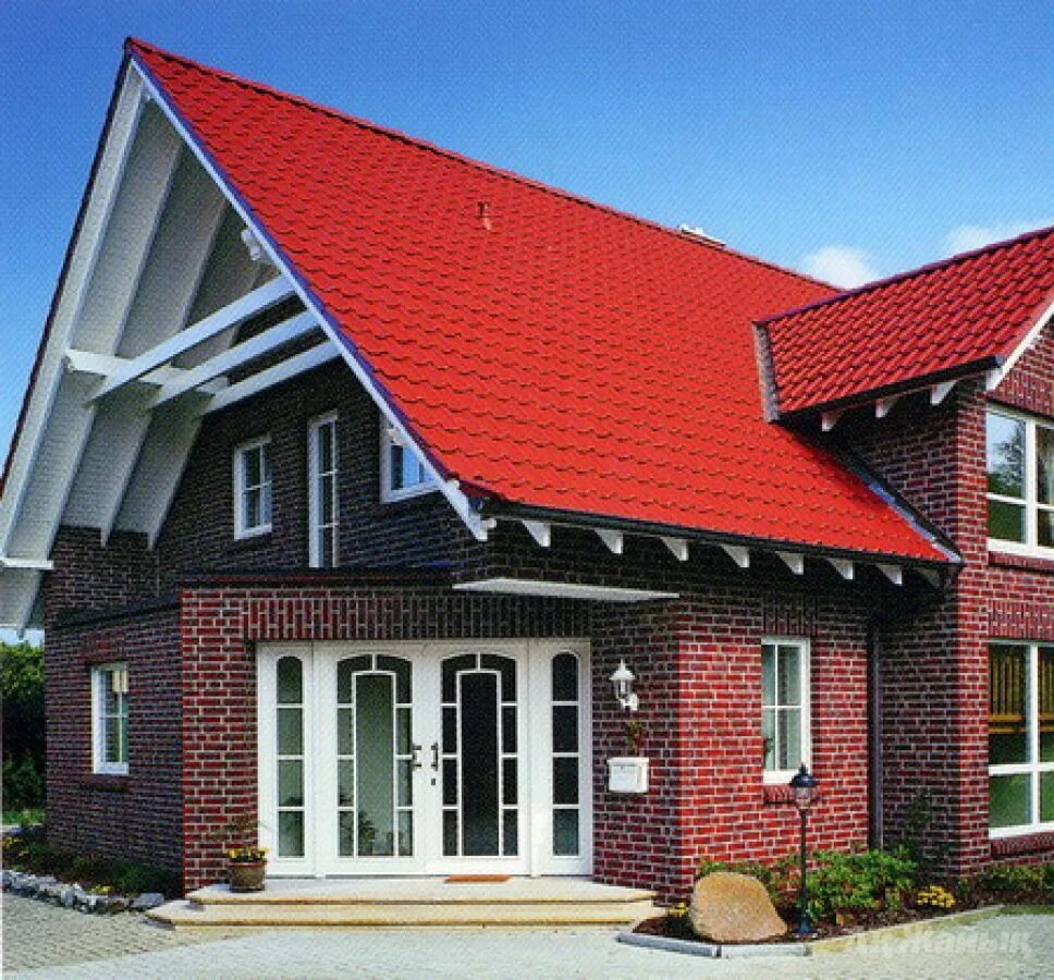 Кирпичный дом с красной крышей. Коричневый дом с красной крышей. Цвет крыши. Цвета крыш домов.