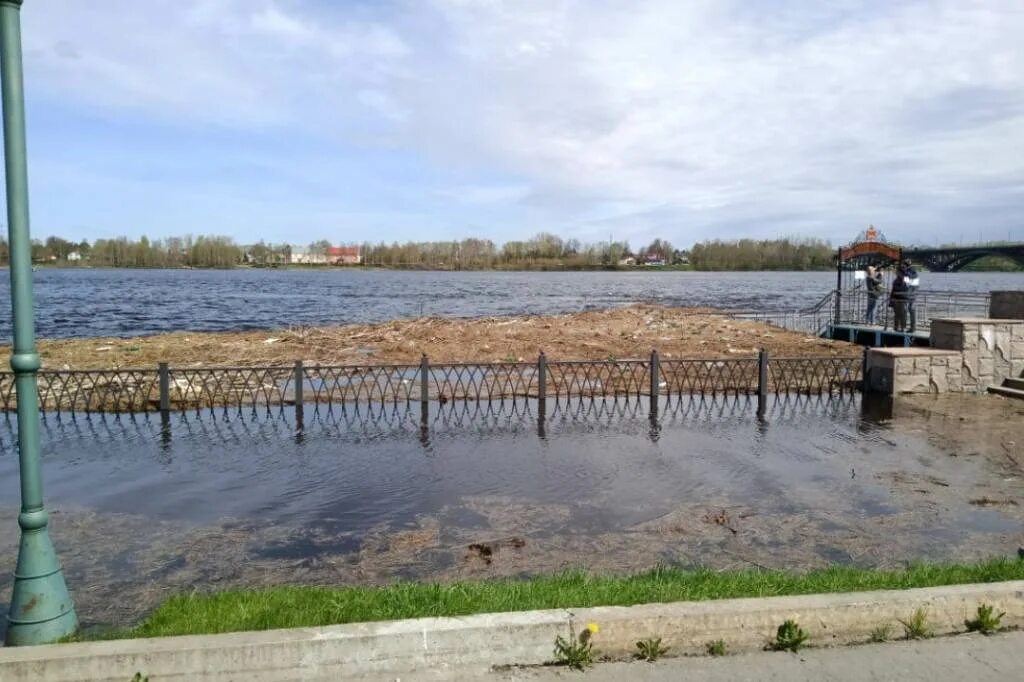 Озера выходят из берегов. Набережная Рыбинск водохранилище. Рыбинское водохранилище Ярославль. Рыбинск Ярославль водохранилище. Рыбинское водохранилище набережная.