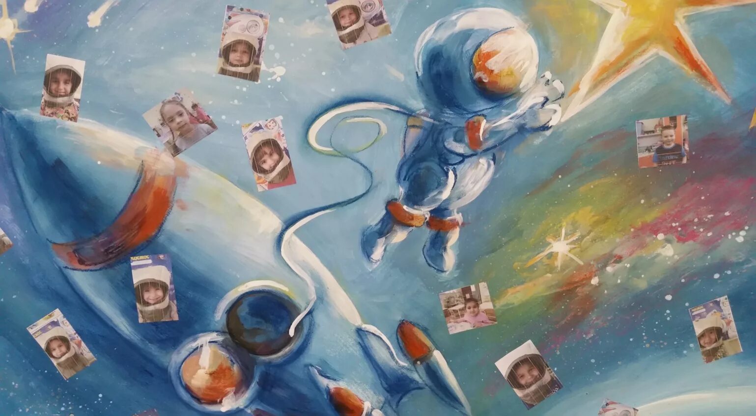 Человек в космосе для детей. Космос рисунок для детей. Плакат на космическую тему. Полет в космос для детей. Коллаж на тему космос.