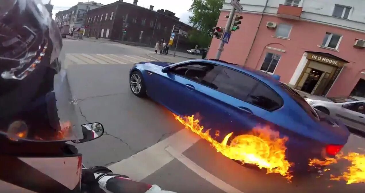 Включи машина загорелась. M5 BMW горит. Горящая БМВ м5. Авто из огня.