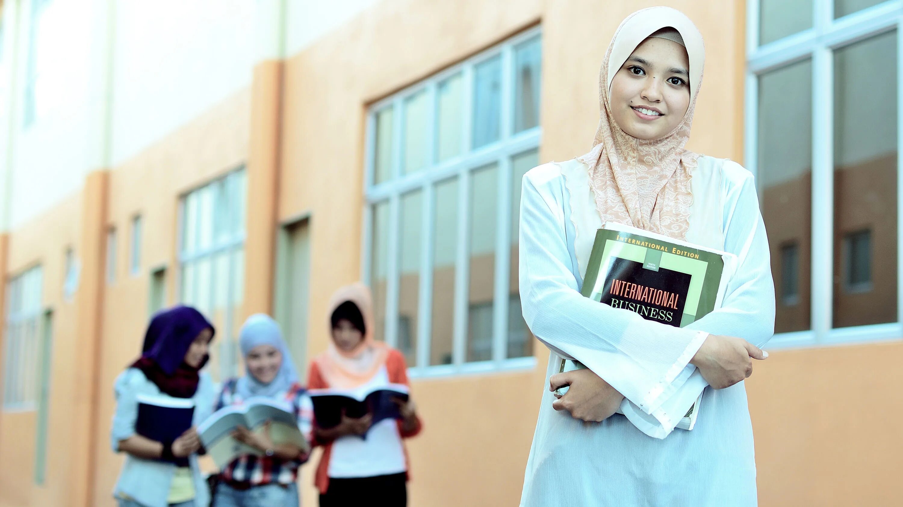 Мусульманка студентка. Образование мусульманок. Мусульманская ученица. Мусульманка и наука. Мусульмане в интернете