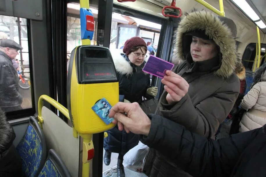 Валидатор в Московском транспорте. Валидатор тройка. Валидатор в автобусе тройка. Валидаторы в наземном транспорте.