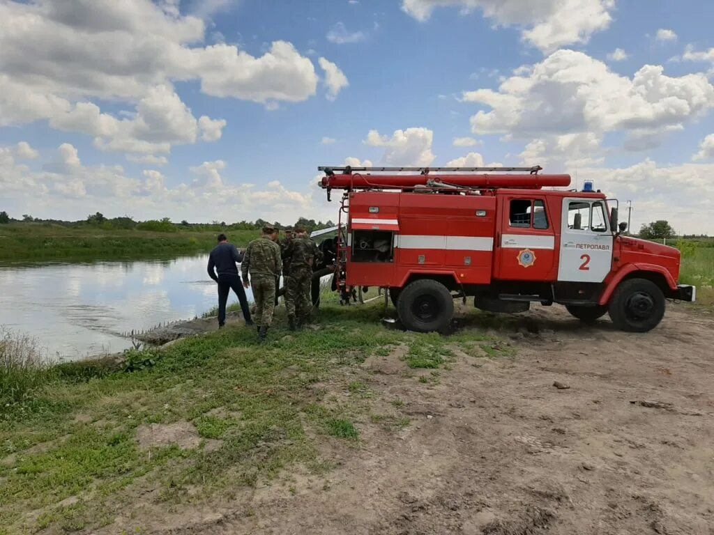 Забор воды из водоема пожарной машиной ЗИЛ 131 АЦ 40. Забор воды ац40. Забор воды из гидранта пожарной машиной ЗИЛ 131 АЦ 40. Забор воды из водоема пожарной машиной ЗИЛ 130 АЦ 40. Забор воды пожарным насосом