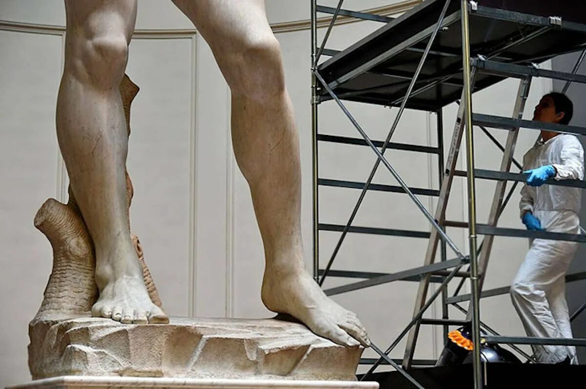 Нога статуя. Скульптура статуя Давида Микеланджело.