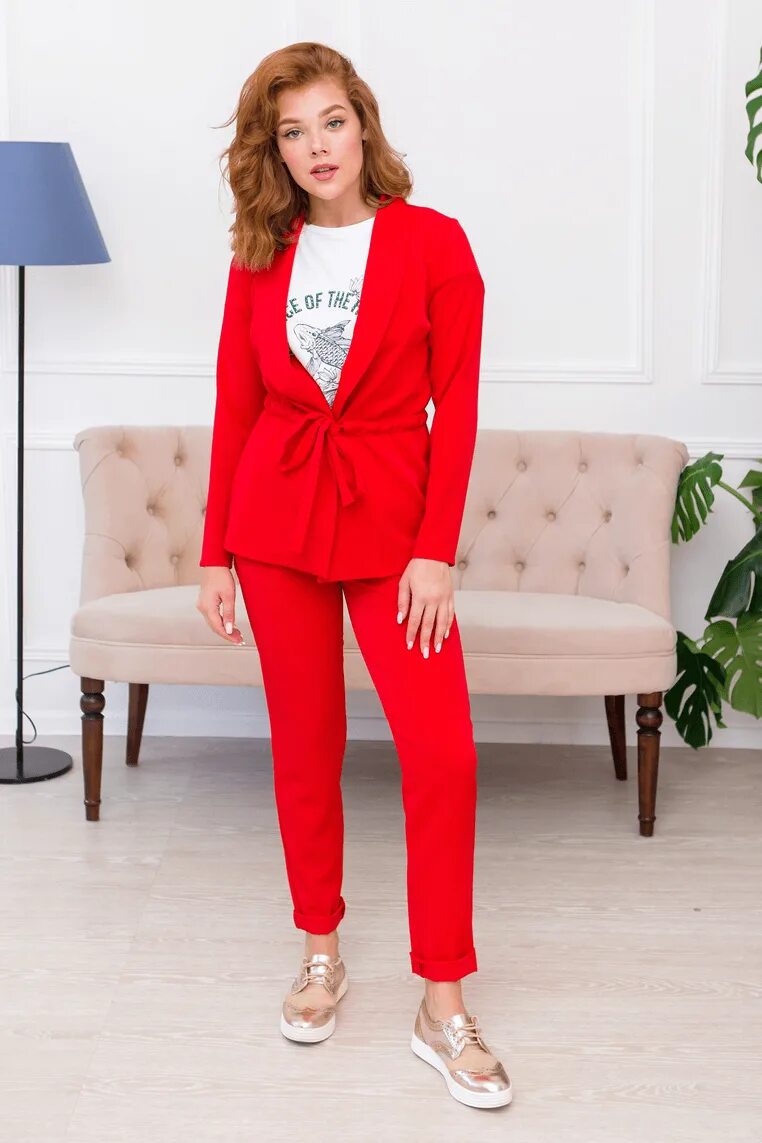 Прическа под брючный костюм. Карли клосс в брючном костюме. Красный брючный костюм женский. Женский костюм бордового цвета. Какой брючный костюм подойдет к.