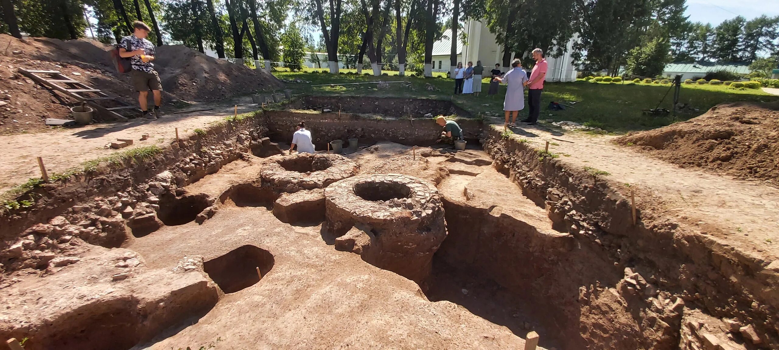 Александровская Слобода раскопки. Археологические раскопки Аркаим. Раскопки могилы Ивана Грозного. Раскопки в Ярославле 2022.