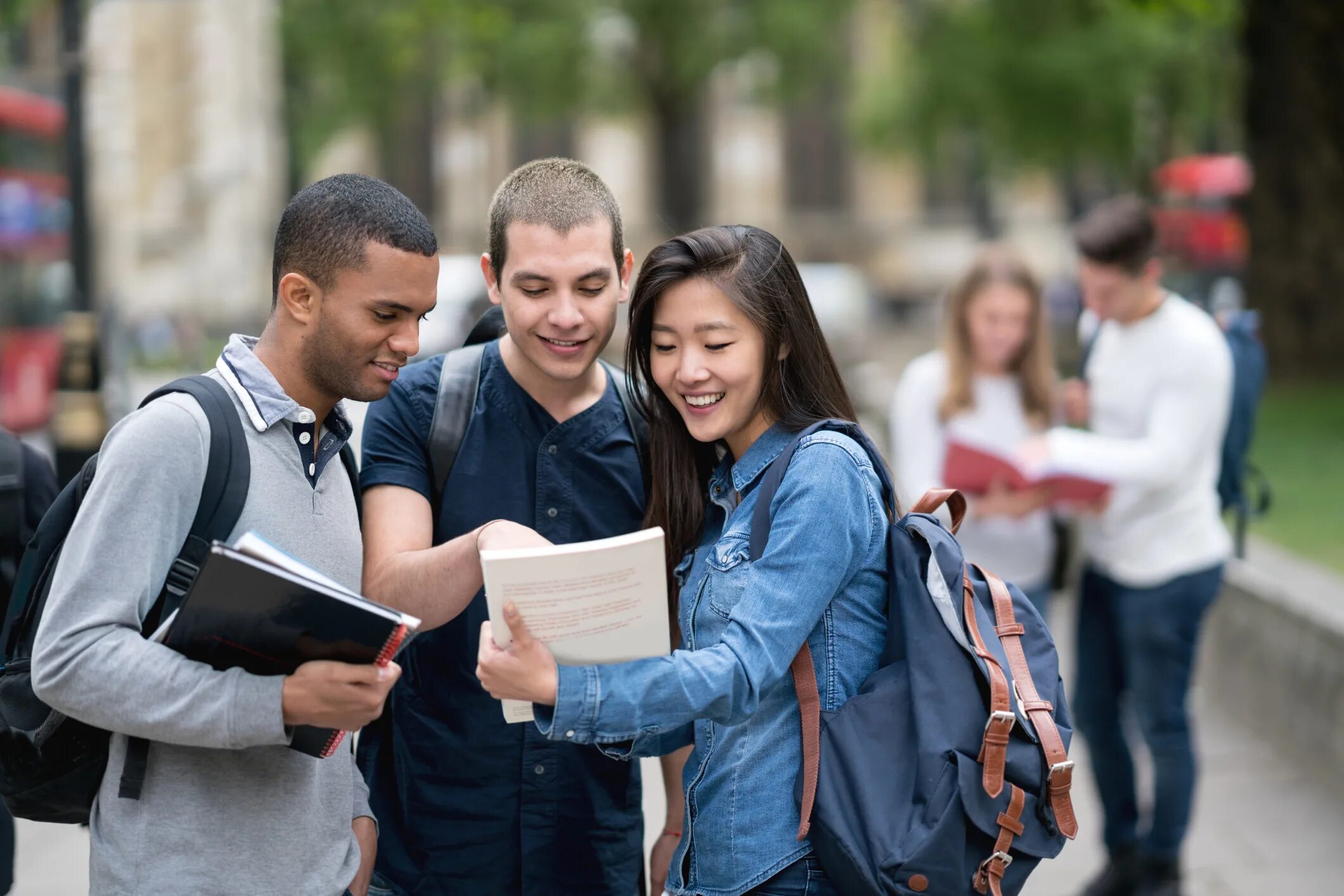 He goes to college. Студенты в вузе. Образовагниезарубежом. Встреча с иностранцем. Студенты за границей.