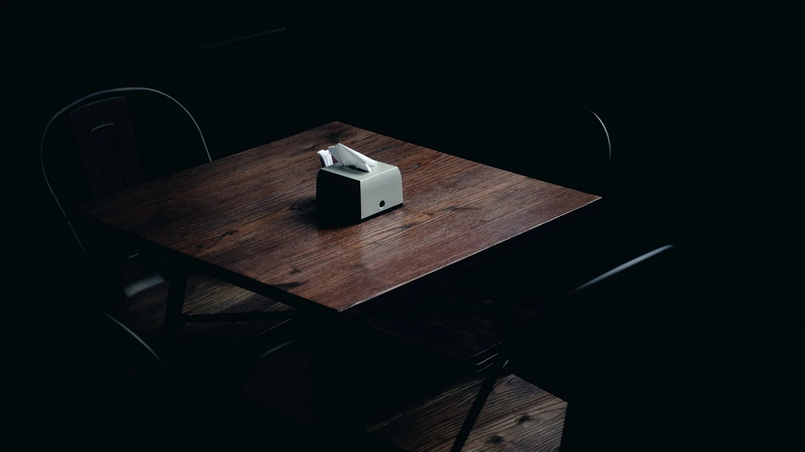 Feel in the table. Стол в темноте. Темный стол. Стол в темной комнате. Пустой деревянный стол.