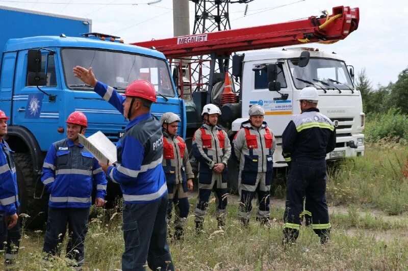 фск еэс техника. россети сотрудник у щитка. россети московский регион аварийная служба. россети липецкэнерго. россети липецк аварийная служба.