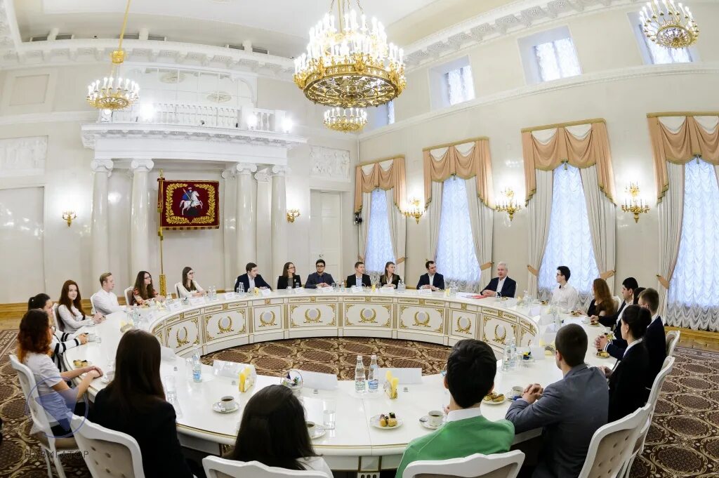 Мэрия тверская 13 зал. Колонный белый зал мэрии москвы. Зал заседаний мэрии москвы. Тверская 13 мэрия москвы зал. Тверская 13 белый зал.