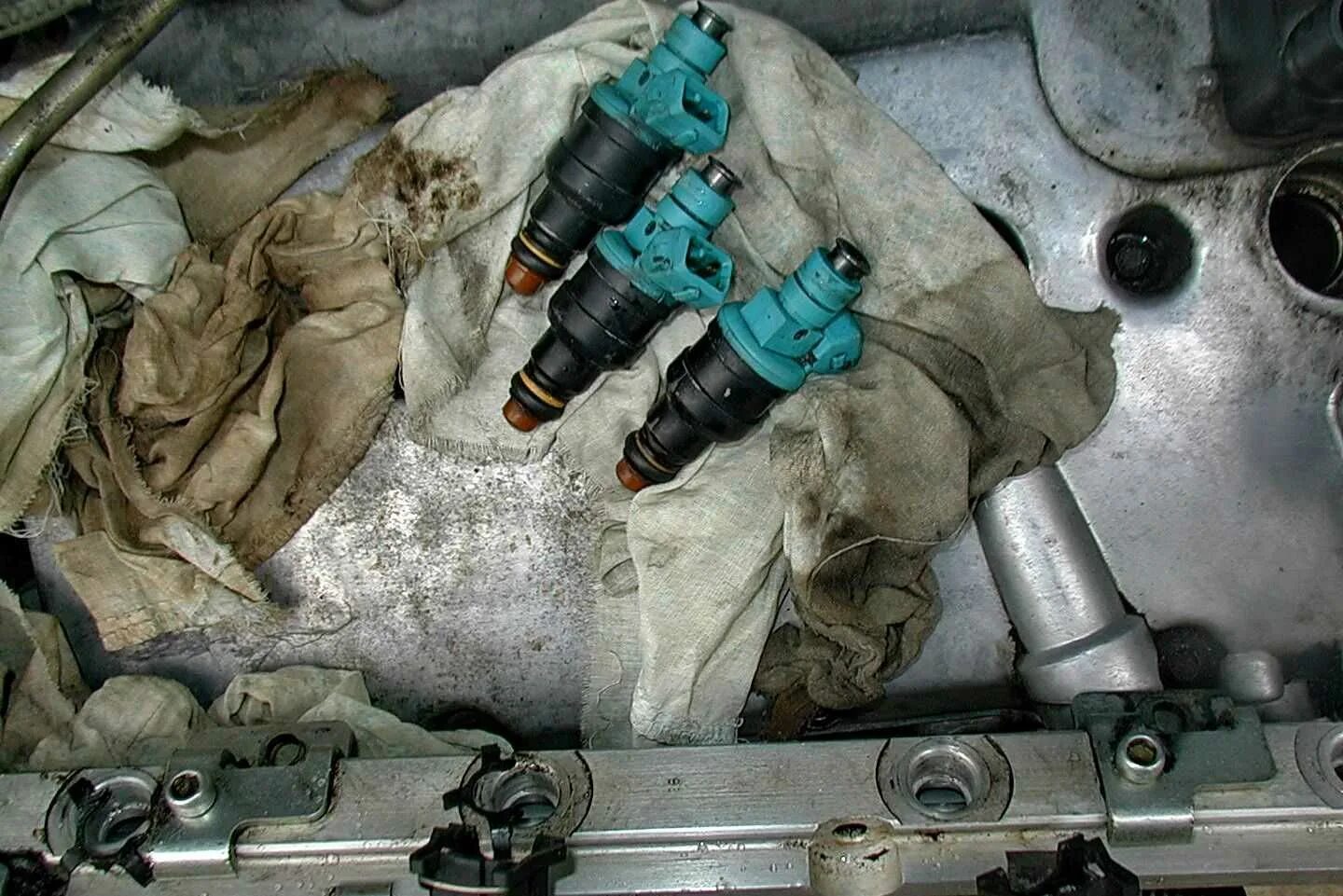 Как поменять форсунки видео. Мерседес 3. Форсунки двс 1zz fe. Снятие форсунок 1zz fe. Форсунки на двигатель 4g69.