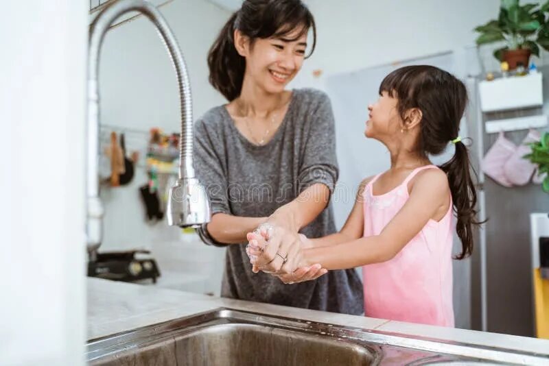 My sister washes hands. Ребенок моет руки. Молодая мамочка в ванной. My sister washes hands. Моют братишку.