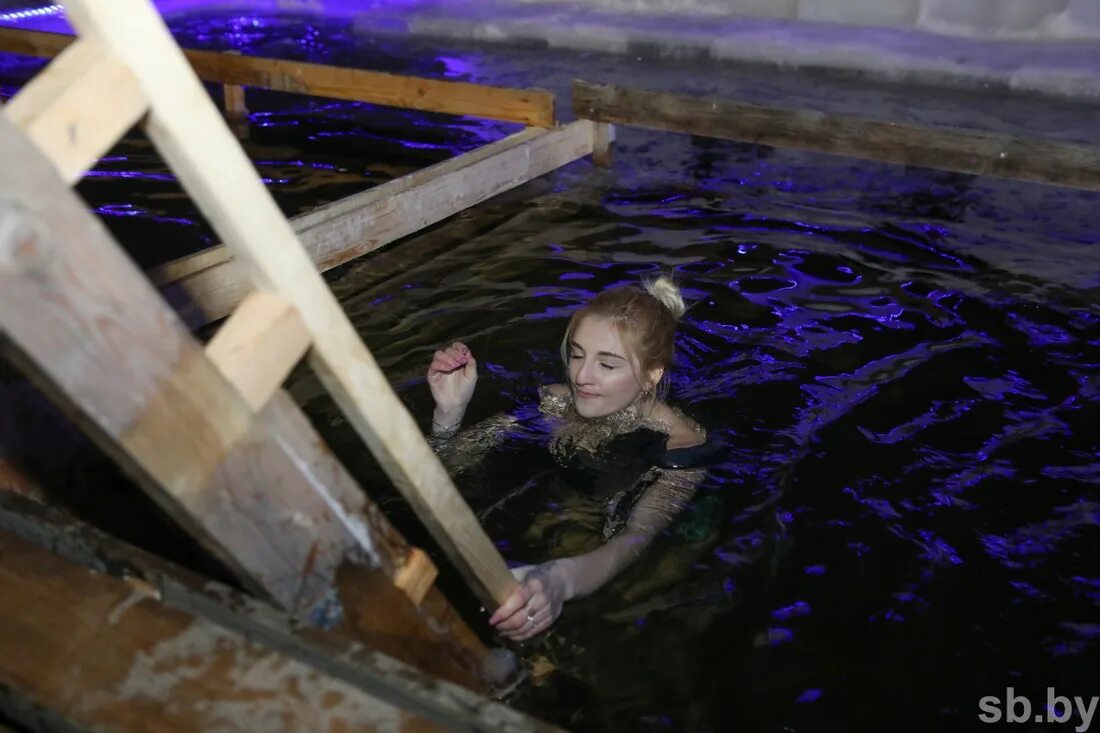 Крещение прорубь. Крещение минск. Крещение минск. Купание на крещение в белоруссии. Крещение прорубь.