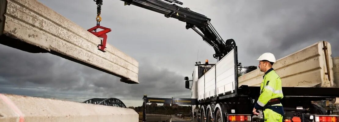 Водитель манипулятора вакансии казань. Женщина манипулятор фото. Водитель манипулятора вакансии казань. Камаз 65117 бортовой. Манипулятор хиаб 3000 кг.