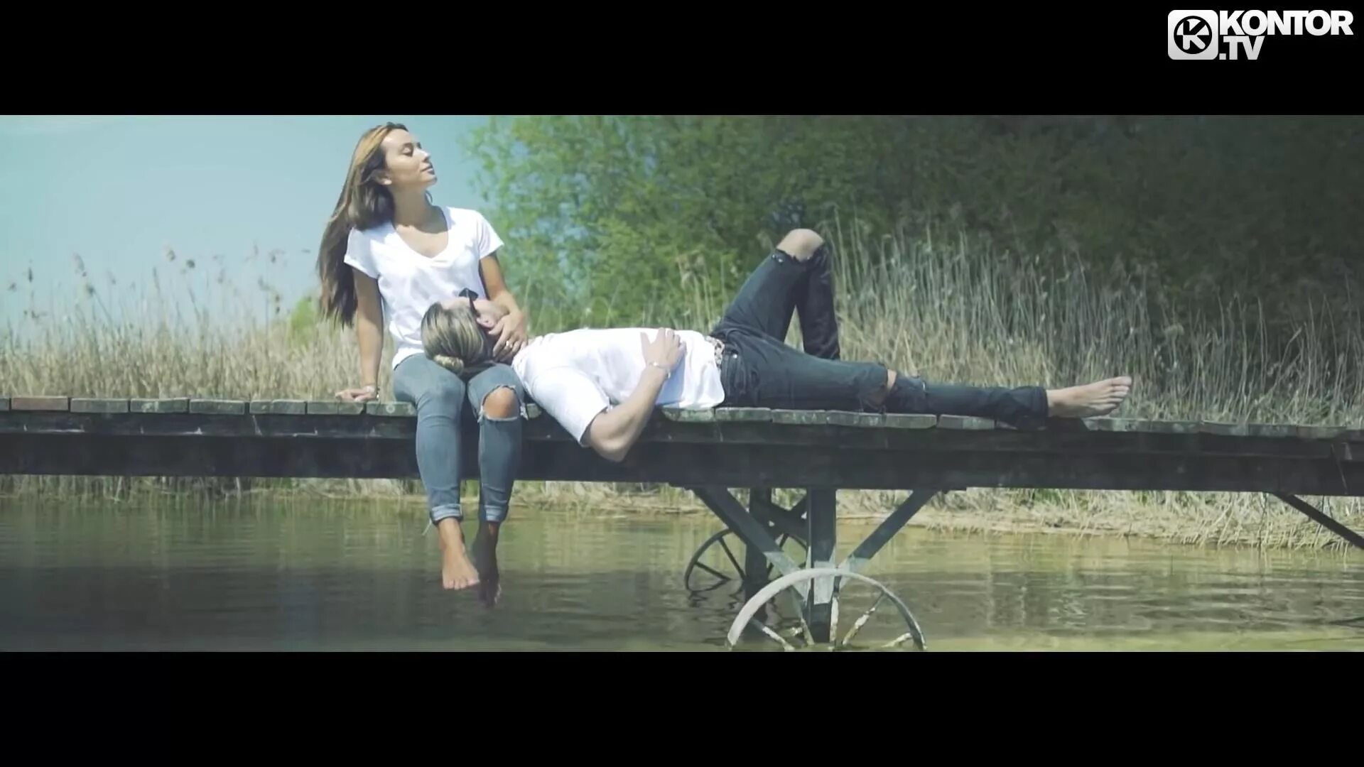 Клип любовь прошла. Американский клип про любовь. Клип любовь прошла. Обиженная девушка. Божья коровка серенада.