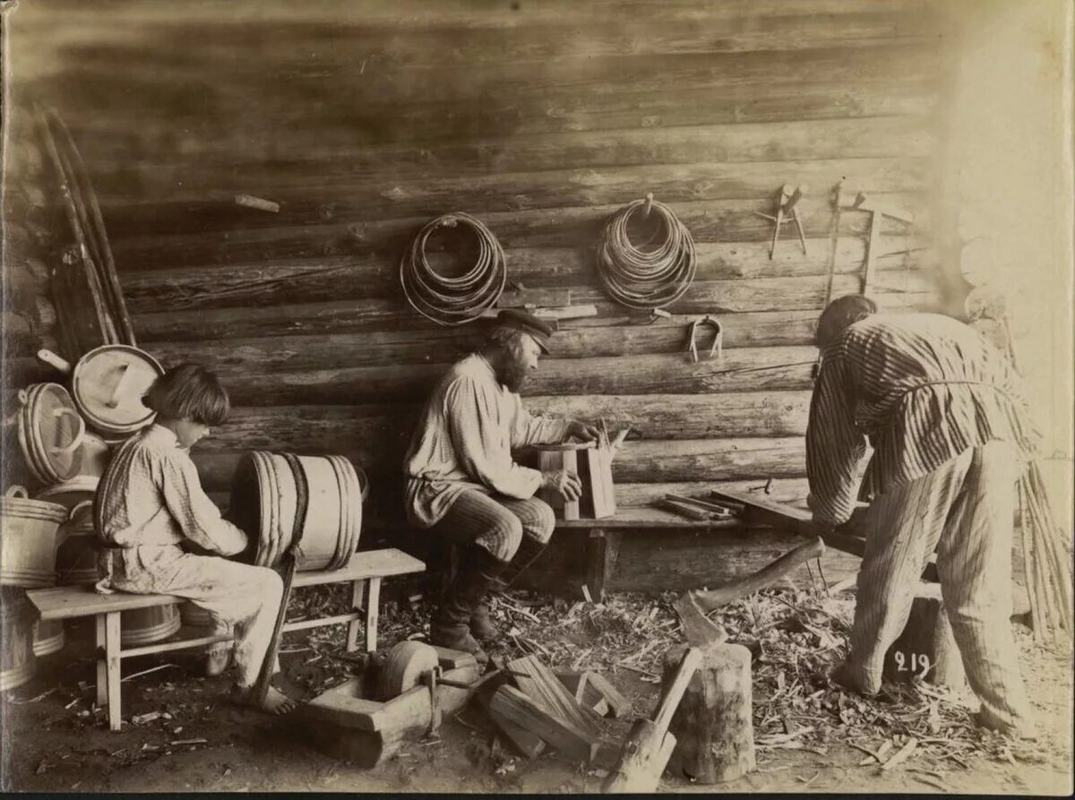 Промыслы крестьян. Гончарное ремесло 19 век. Артель плотников 19 век. Крестьянский быт в дореволюционной россии. «крестьянка из тульской губернии», 1910.