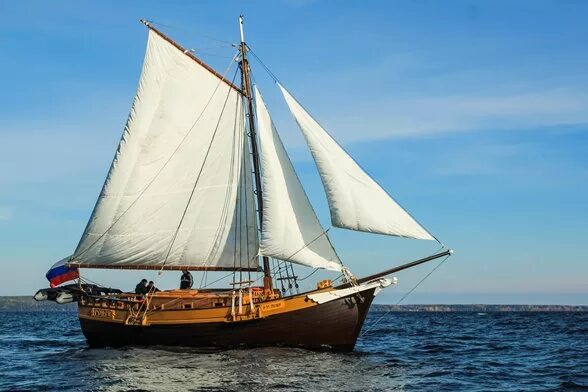 фелюга судно. шхуна святой петр. малое парусно моторное судно. небольшое парусное моторное судно. одномачтовые парусные яхты.