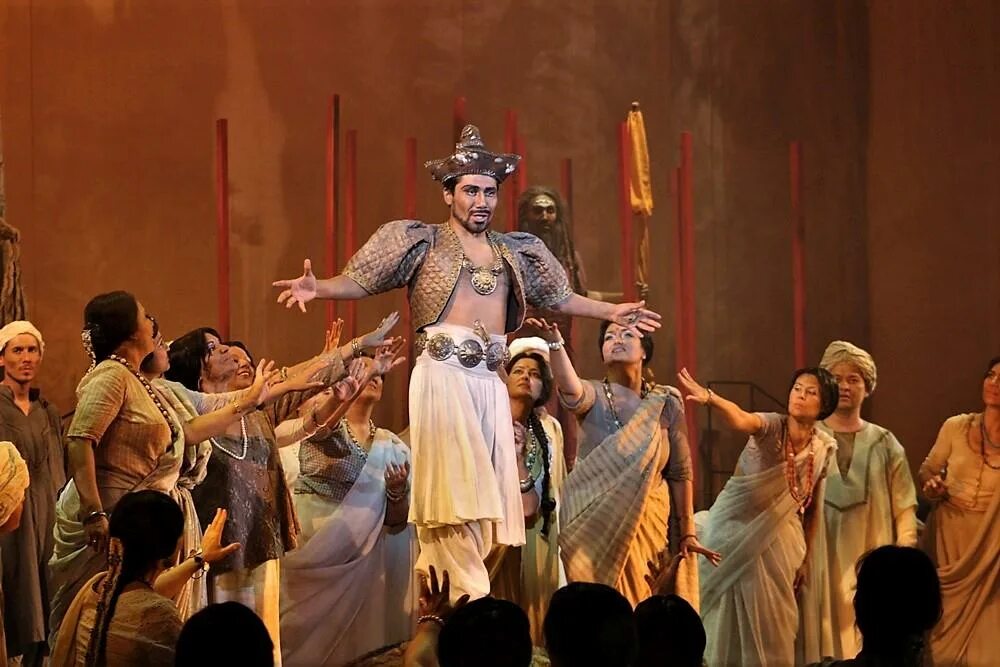 Театр покровского искатели жемчуга. Искатели жемчуга опера. Жемчуг опера. Комплект с жемчугом из серебра. Бизе «искатели жемчуга».