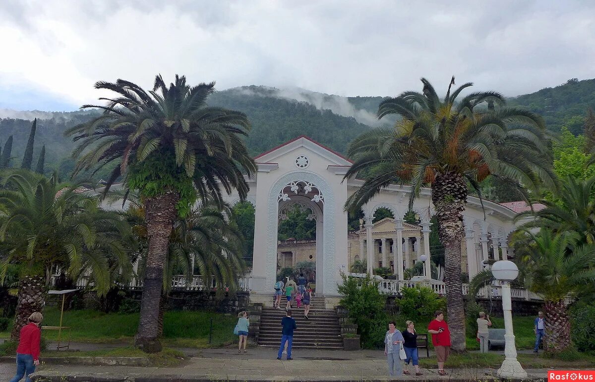 пляж гагра абхазия 2021. лазурный берег пансионат абхазия гагра. абхазия сухум зимой. абхазия пицунда пляж горы. абхазия море зима.