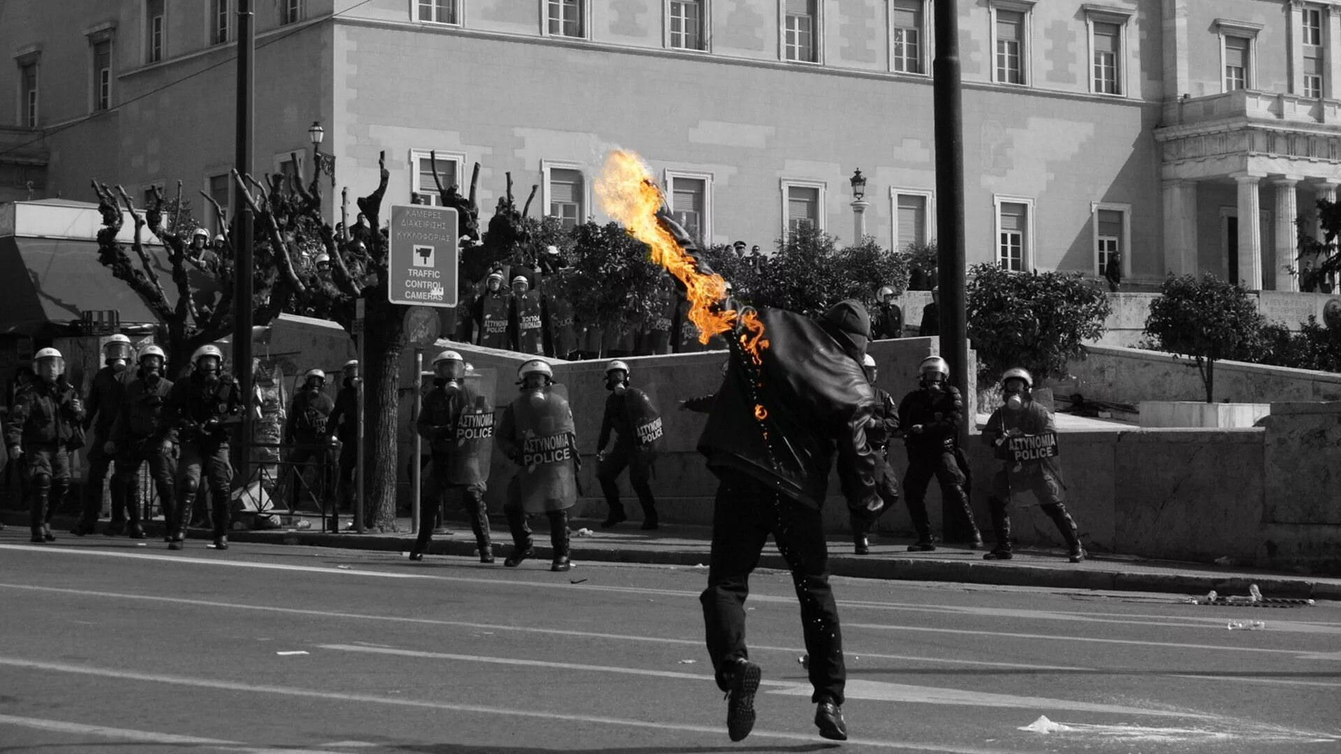 Анархист с коктейлем Молотова. Огонь революции. Анархисты против полиции. Уличный митинг