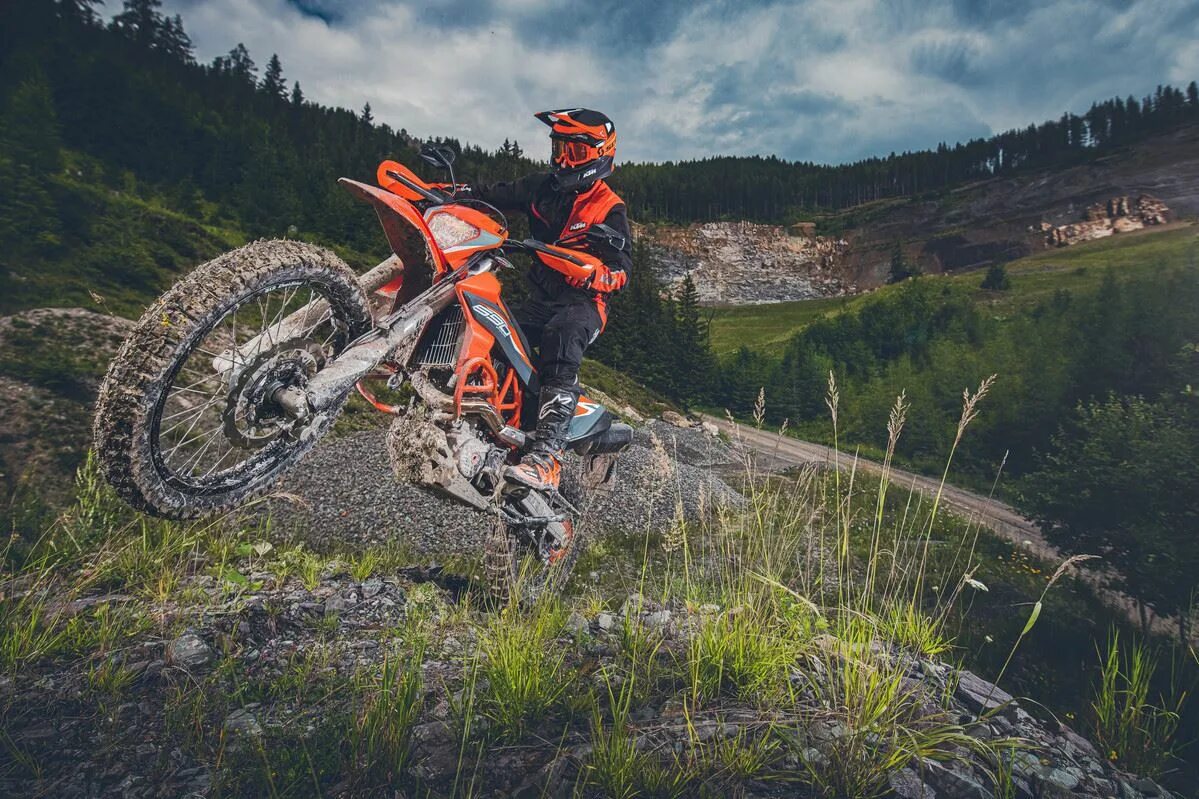 КТМ 690 эндуро р. КТМ эндуро 2021. KTM 690 Enduro r 2021. Эндуро KTM 690. Мотоцикл эндурик