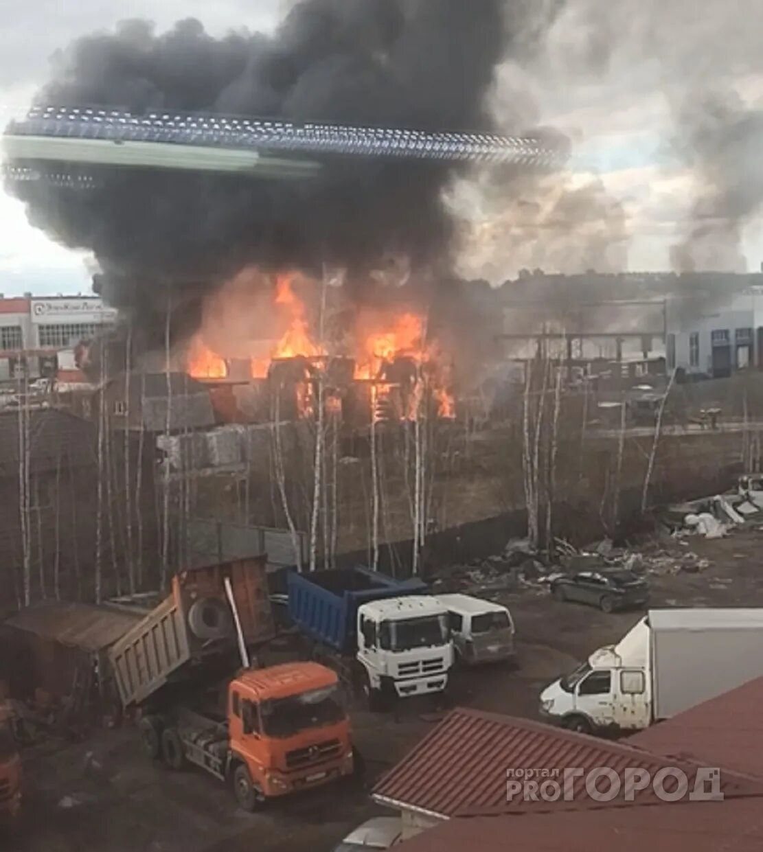 В родниках горит склад. Пожар в Чебоксарах сейчас в Альгешево. Прогород Чебоксары пожар. Пожар терминал Чебоксары. Горит склад пиломатериалов.