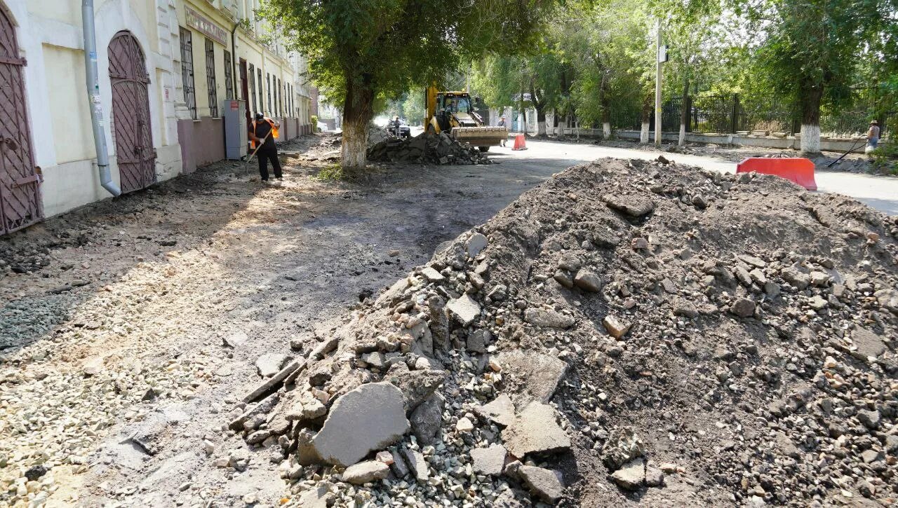 Снятый асфальт. Оренбург Туркестанская асфальт. Бордюры в России на улицах. Тротуар и проезжая часть. Реконструкция оренбурга