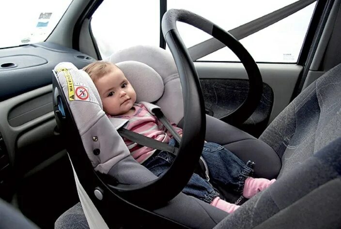 Детское кресло в машину. Кресло для новорожденных в машину. Пвтолдллка на передгнм сидении. Ребенок в автолюльке.