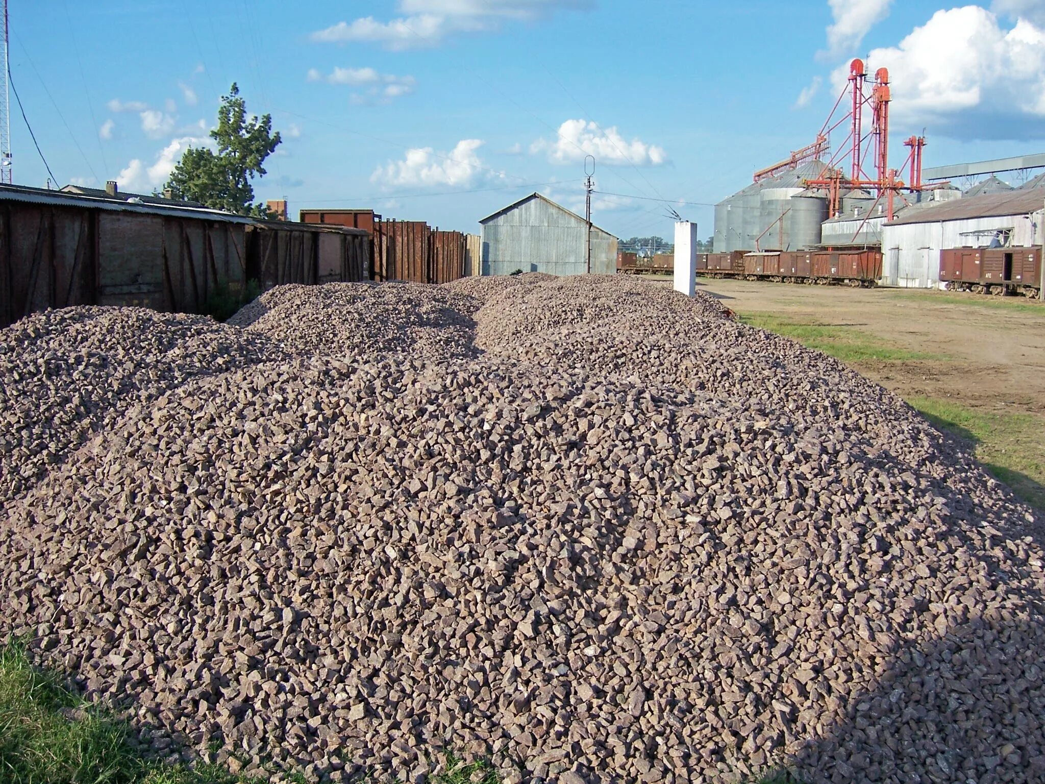 Село щебень. Щебеночный балласт. Балласт гравийный. Щебень балластный. Балласт из щебня.