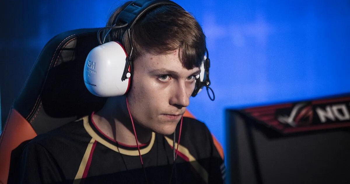 Serral starcraft 2. Игрок старкрафт. Serral sc2 игрок. Astrea sc2. Starcraft игрок.