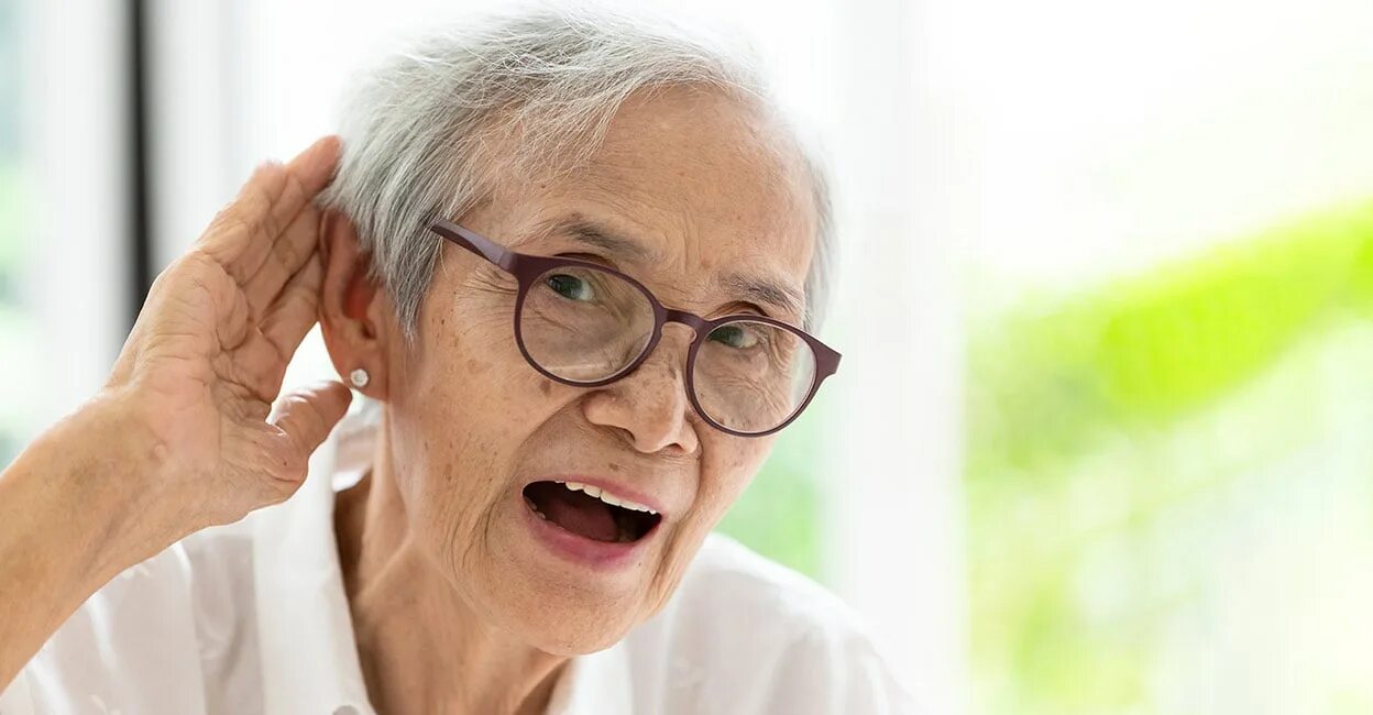 Пациенты с нарушением слуха. Проблемы со зрением у пожилых. Снижение зрения и слуха у пожилых. Нарушение зрения у пожилых людей. Заболевания глаз в пожилом возрасте.