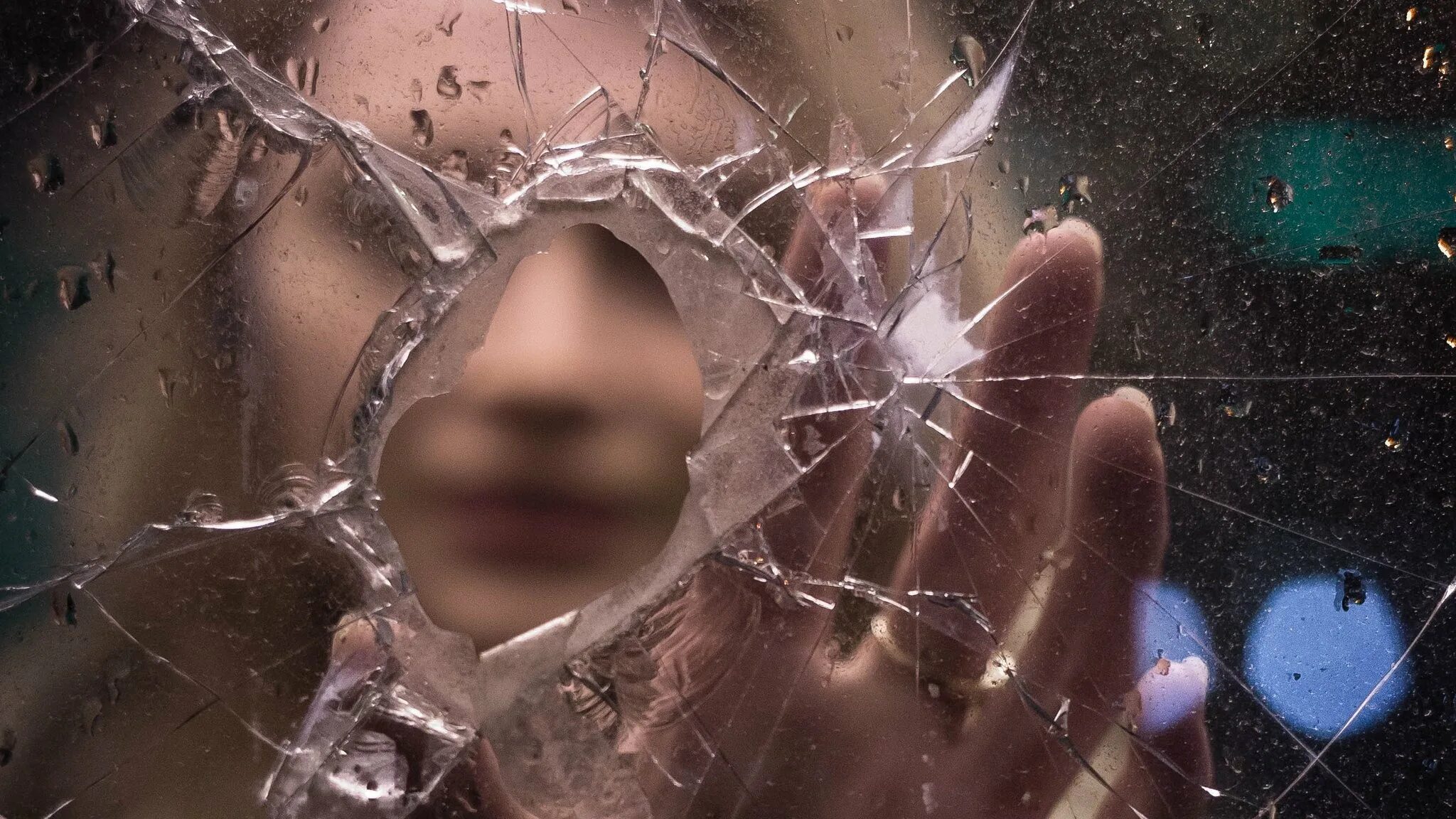 Разбитое стекло. Девушка в разбитом зеркале. Фотосессия с разбитым стеклом. Разбитые отражения фф