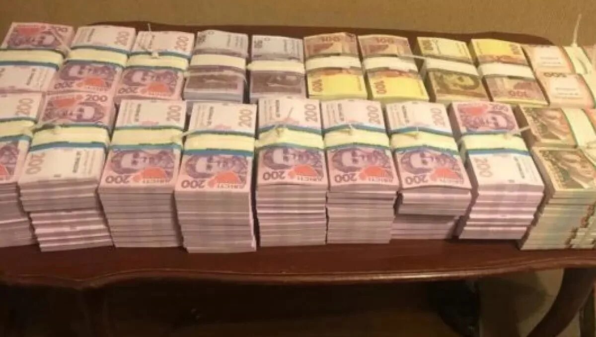 Как выглядит 500 гривен. 500 000 гривен. Много гривен. 500 гривен фото. 500 000 гривен.