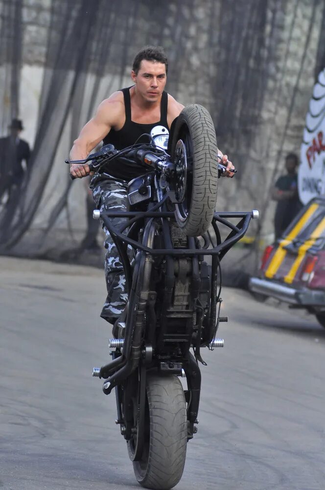 Театр спортивно зрелищных представлений каскадер. Том круз в миссия невыполнима 5 мотоцикл. Мастер панин шоу каскадеров. Самый лучший каскадер. Самый лучший каскадер.