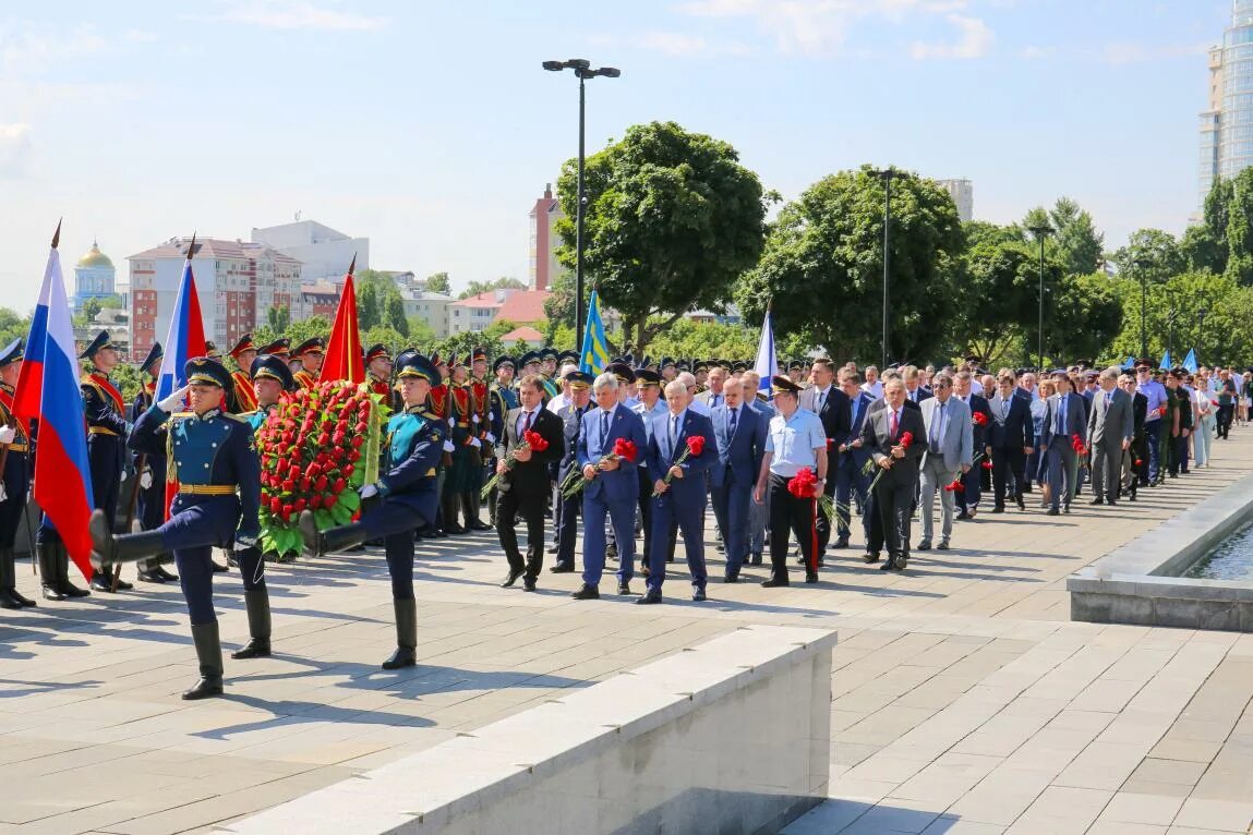 22 июня 2017 г. Возложение венков. Возложение венков к могиле неизвестного солдата. Воронеж возложение венков. Церемония возложения цветов.