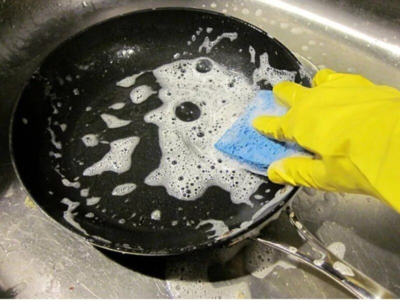 Как отмыть сковородки в домашних условиях. Отмытая тефлоновая сковородка. Протирает сковороду. Мытье сковороды. Какпочтстить скавароду.