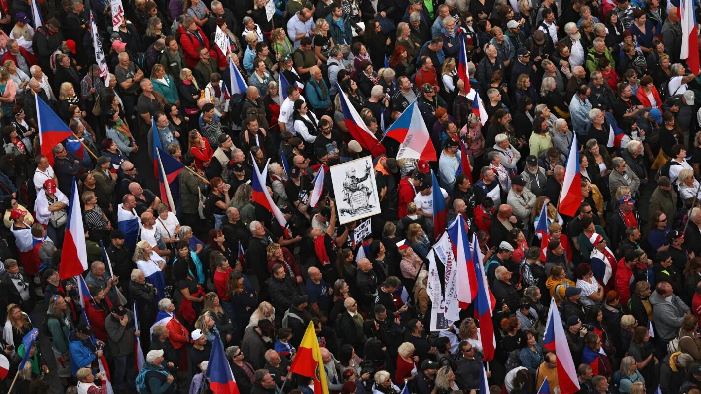Выступление чехии. Протесты в чехии. чехия и россия митинг. митинг в праге.