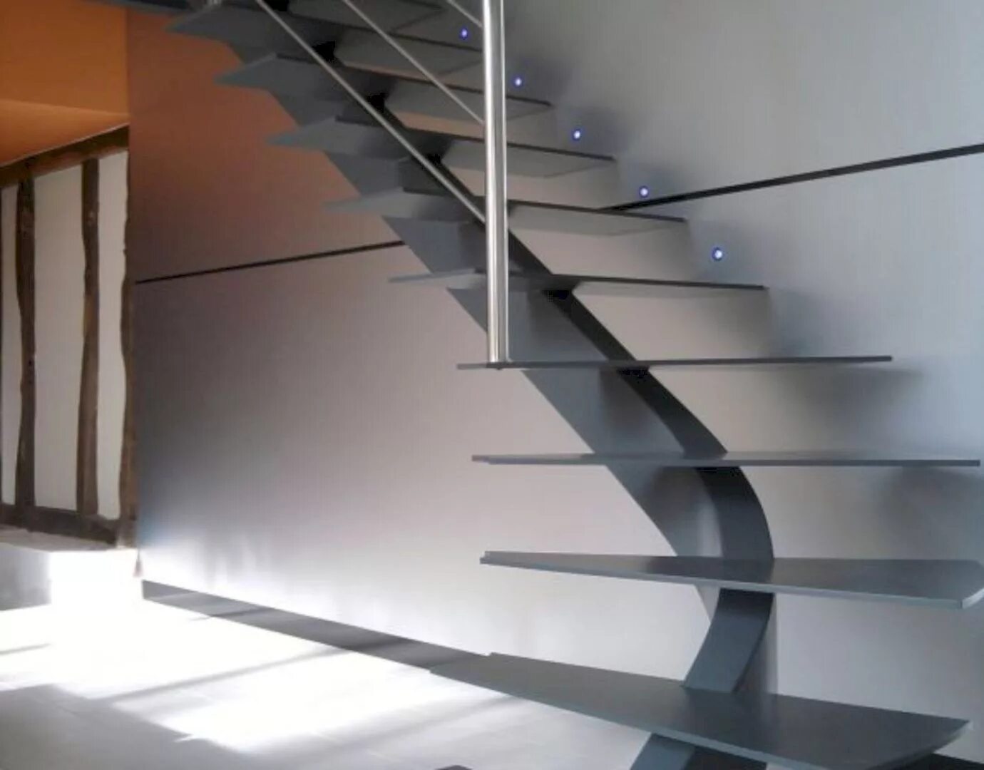 Лестница монокосоур стеклянное ограждение. Лестницы на монокосоуре из металла. Лестница из металлокаркаса на монокосоуре. Лестница на монокосоуре металл. Лестница косоур сбоку монолит.